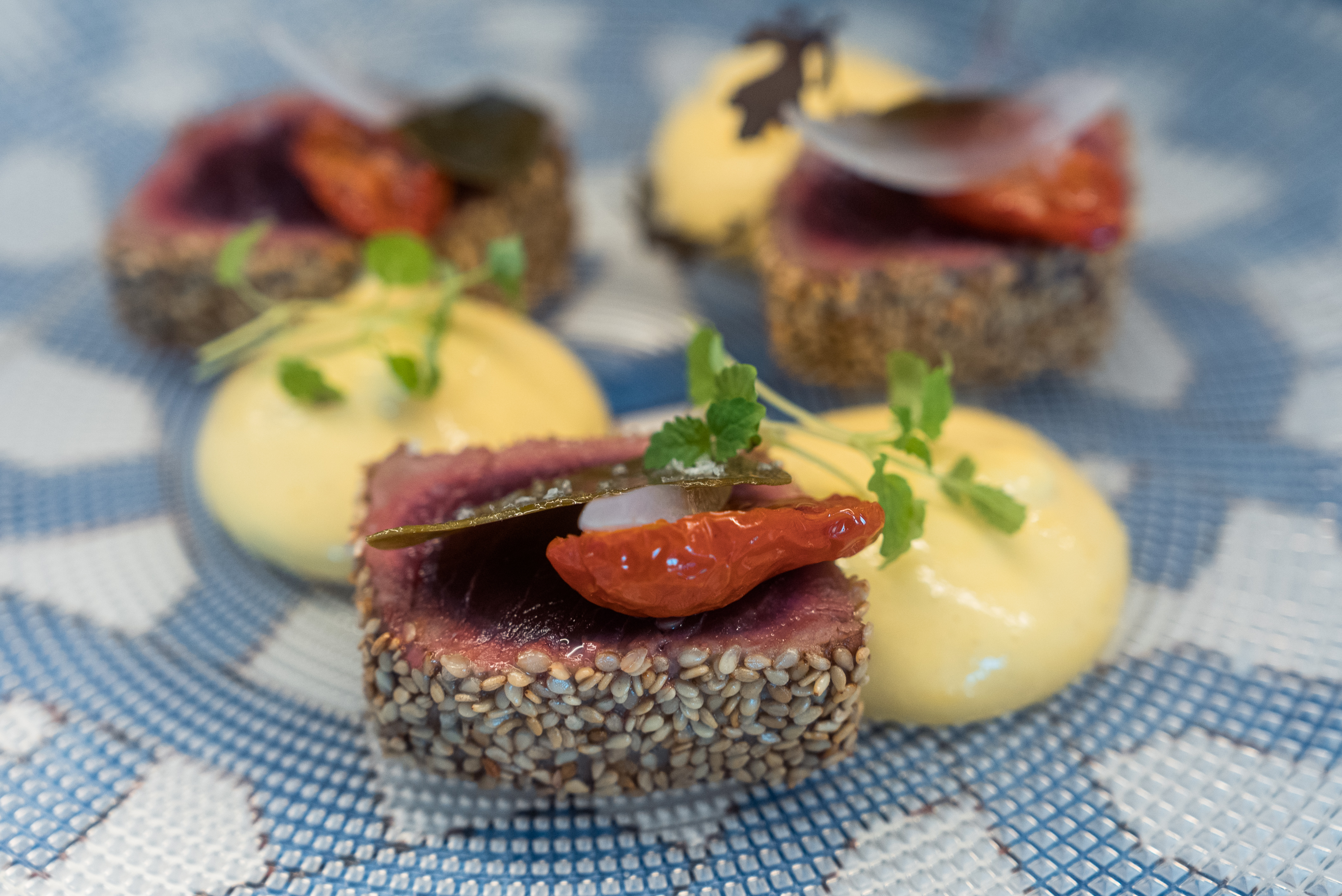 Folk kommer fra Napoli for at spise på Hotel Cetus