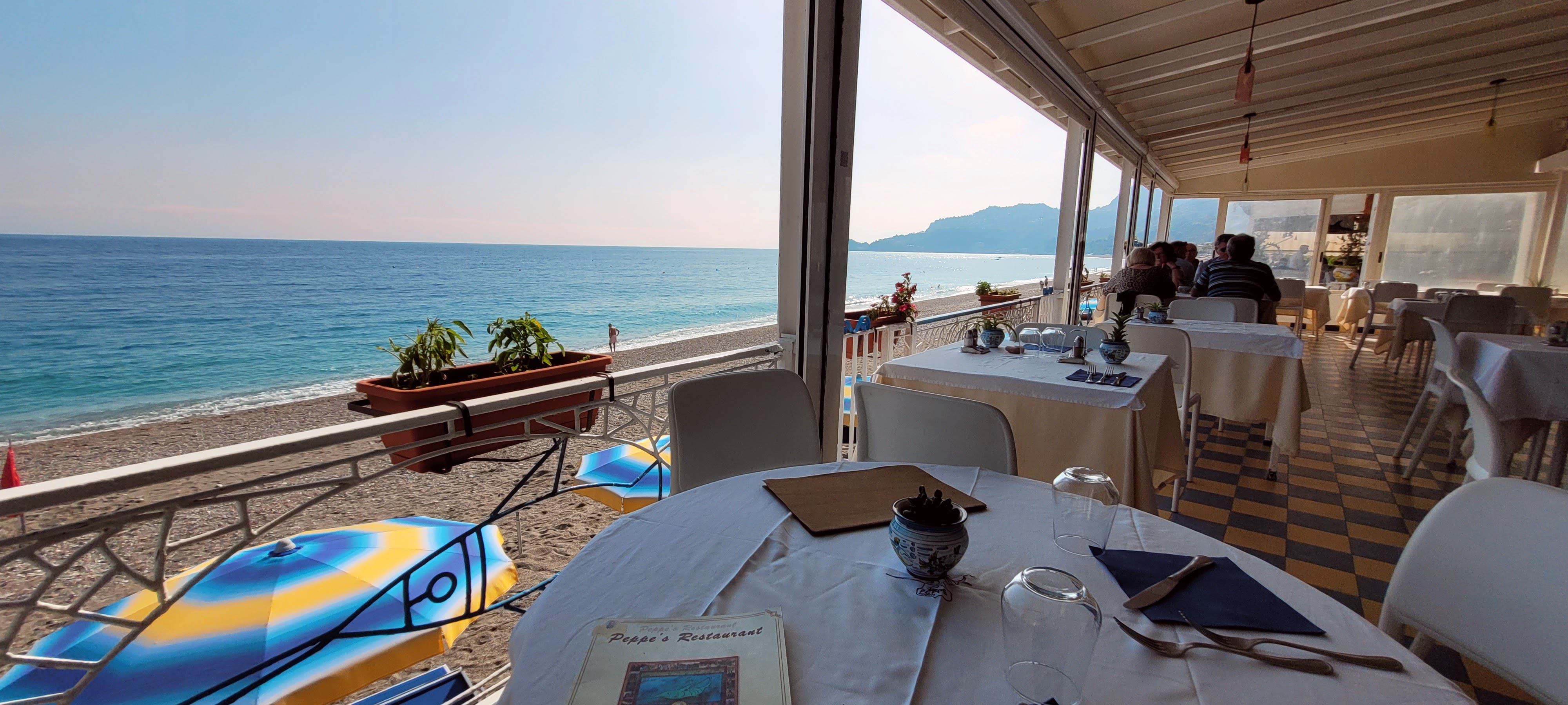 Klar til frokost på en af de mange strandrestauranter i Letojanni