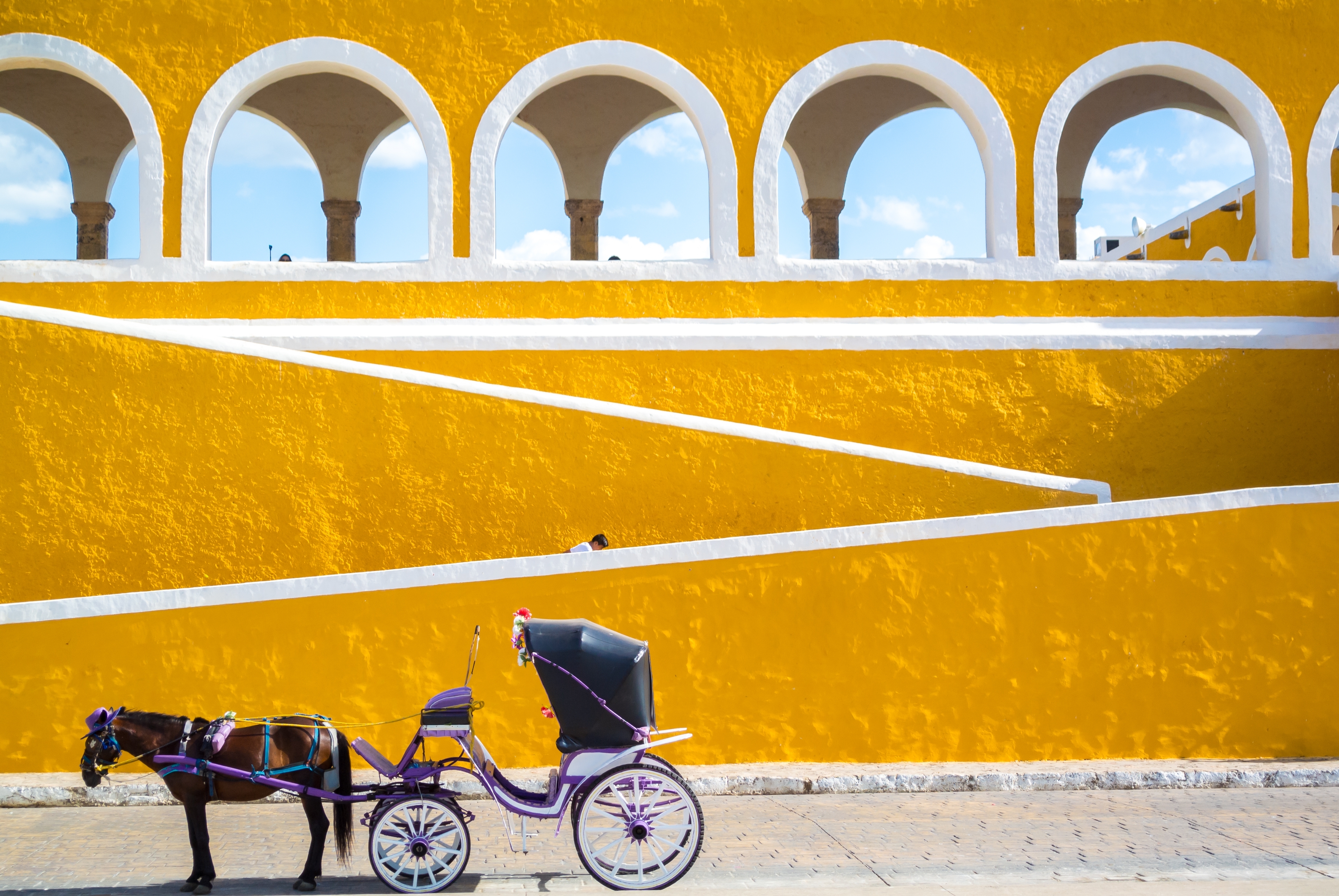 Hestevogn foran det gule kloster i Izamal i Yucatán, Mexico