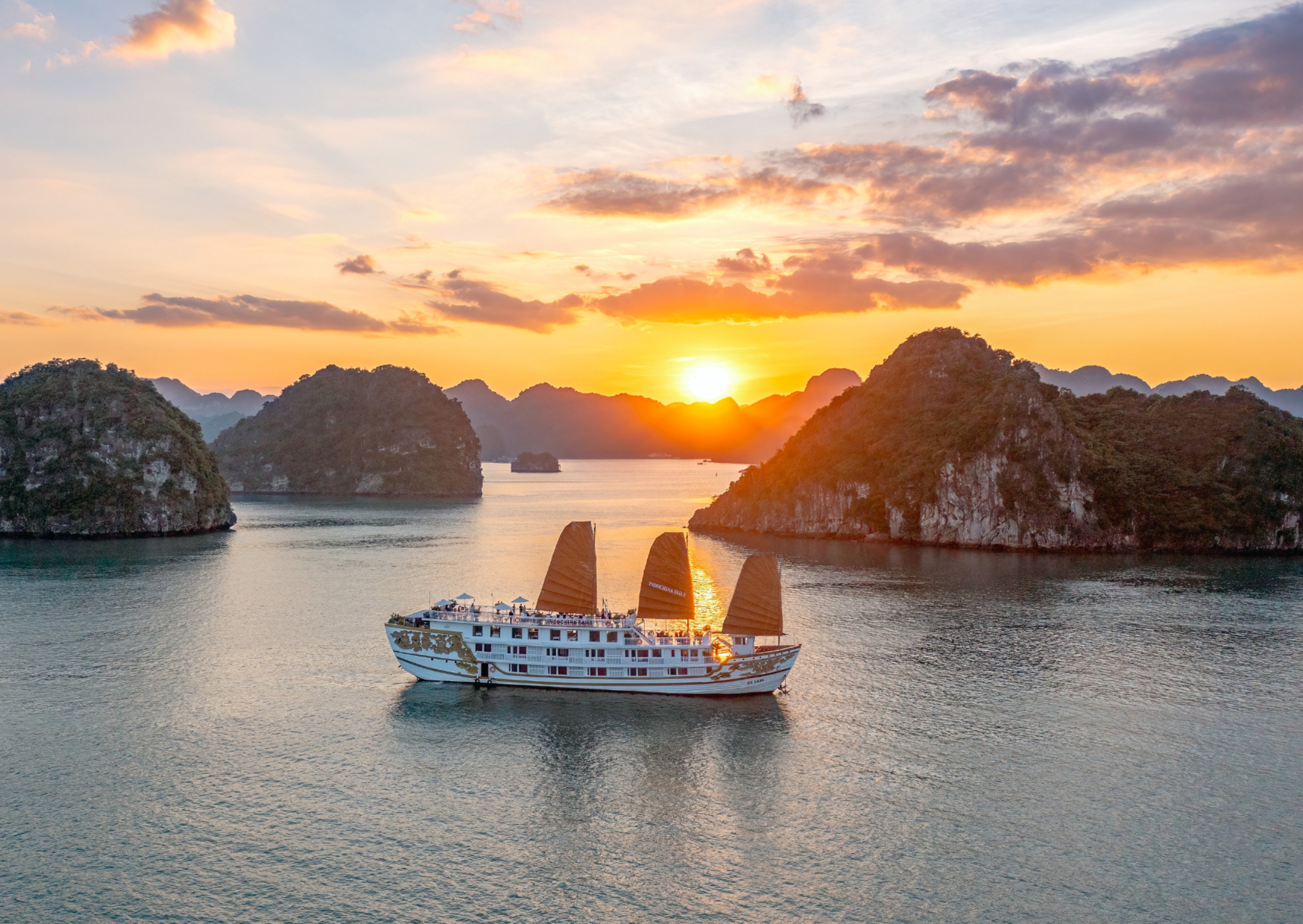 Cruise Med På Ha Long Bay Med Indochina Sails