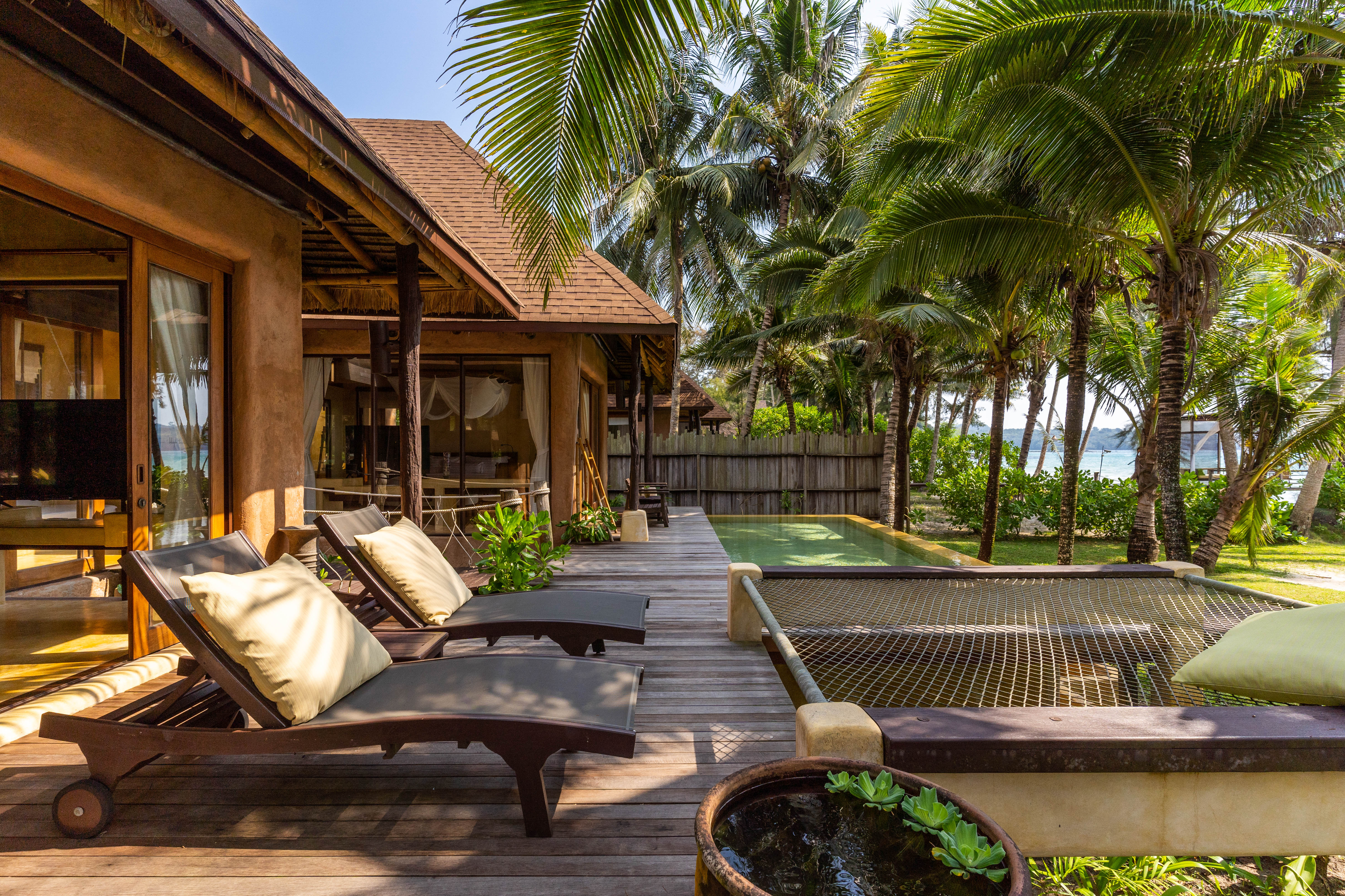 4) Beachfront Suite Pool Villa