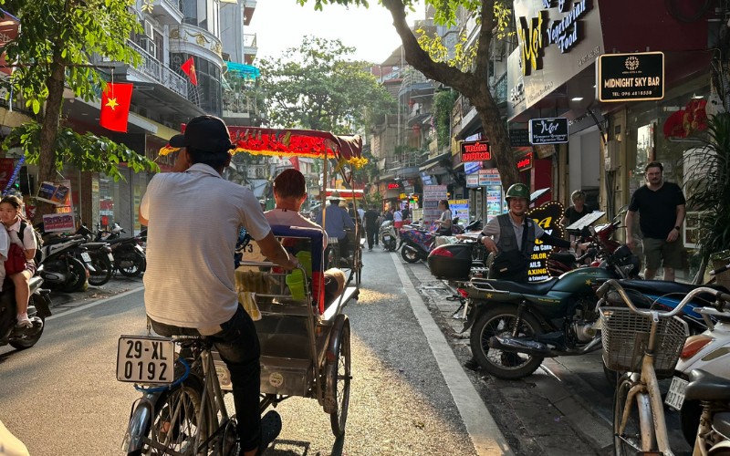 På Cyclo Tour I Hanois Gader I Vietnam