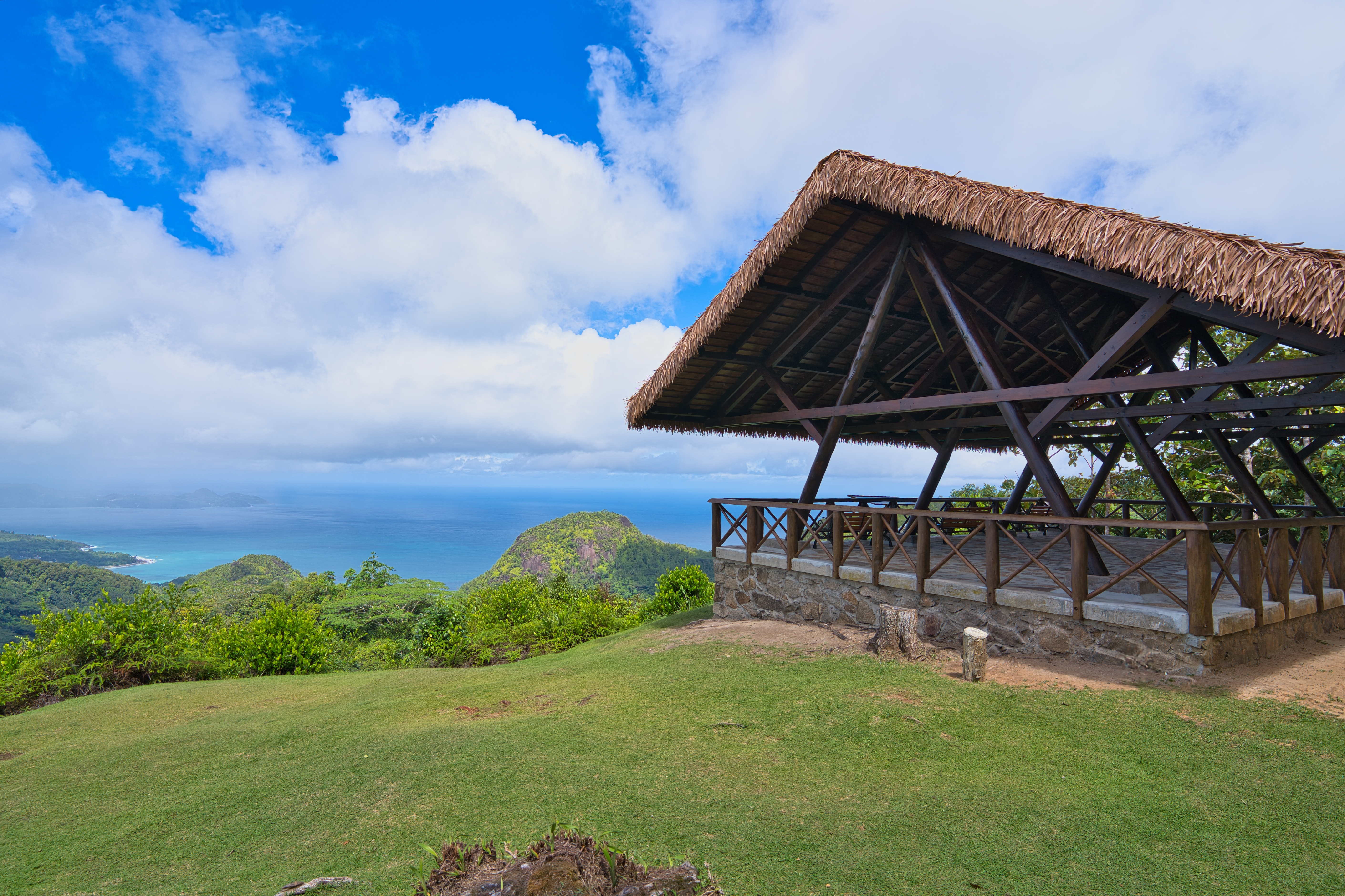 Shutterstock 2673949871 Mahe, Seychellerne 9.06.2025 Naturskønne Udsigtspunkt Og Stråtag Gazebo På Mission Lodge 1