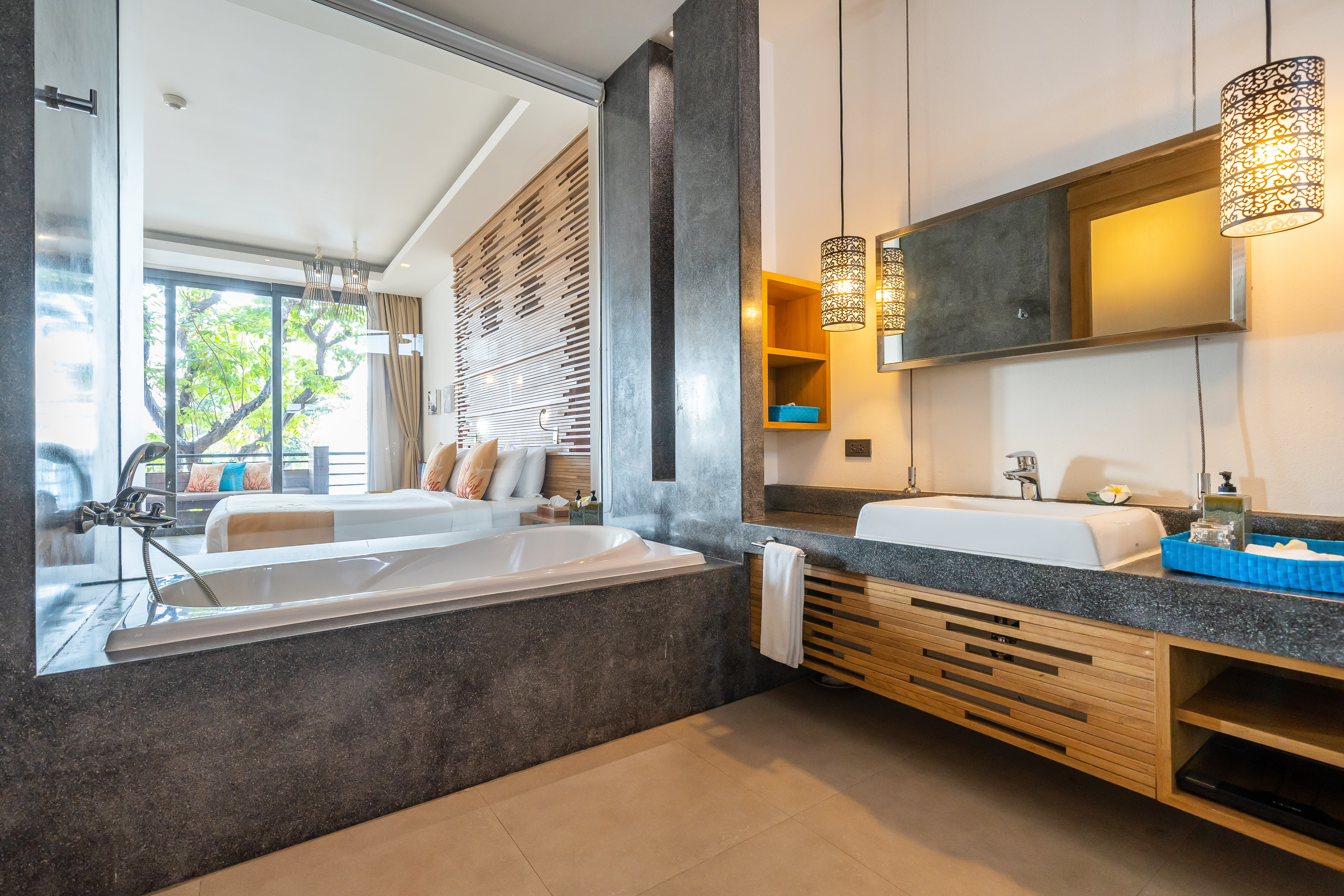 Deluxe Premier Room Bathub & Bed