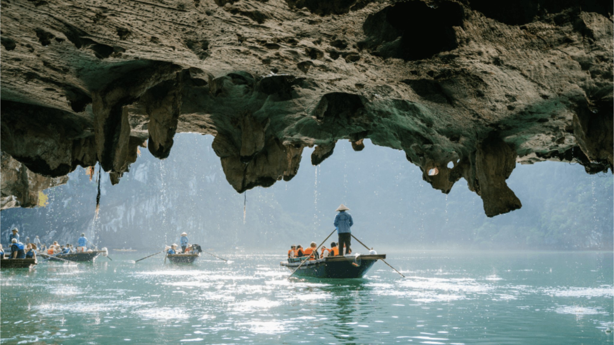 Bådtur Med Samban I Ha Long Bay Vietnam