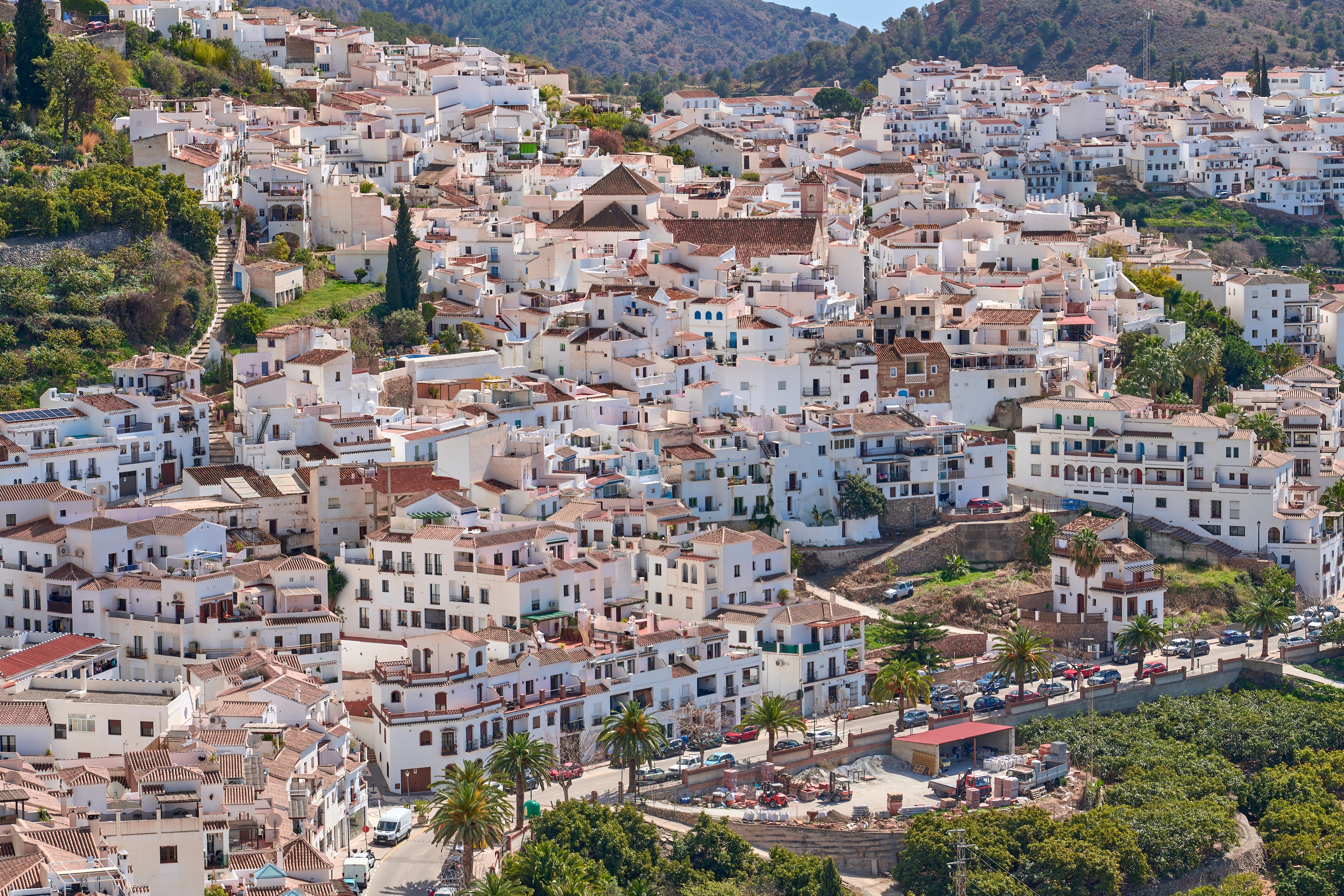 Frigiliana – Hvidkalket bjergby i Andalusien, Spanien med brostensgader og udsigt mod kysten