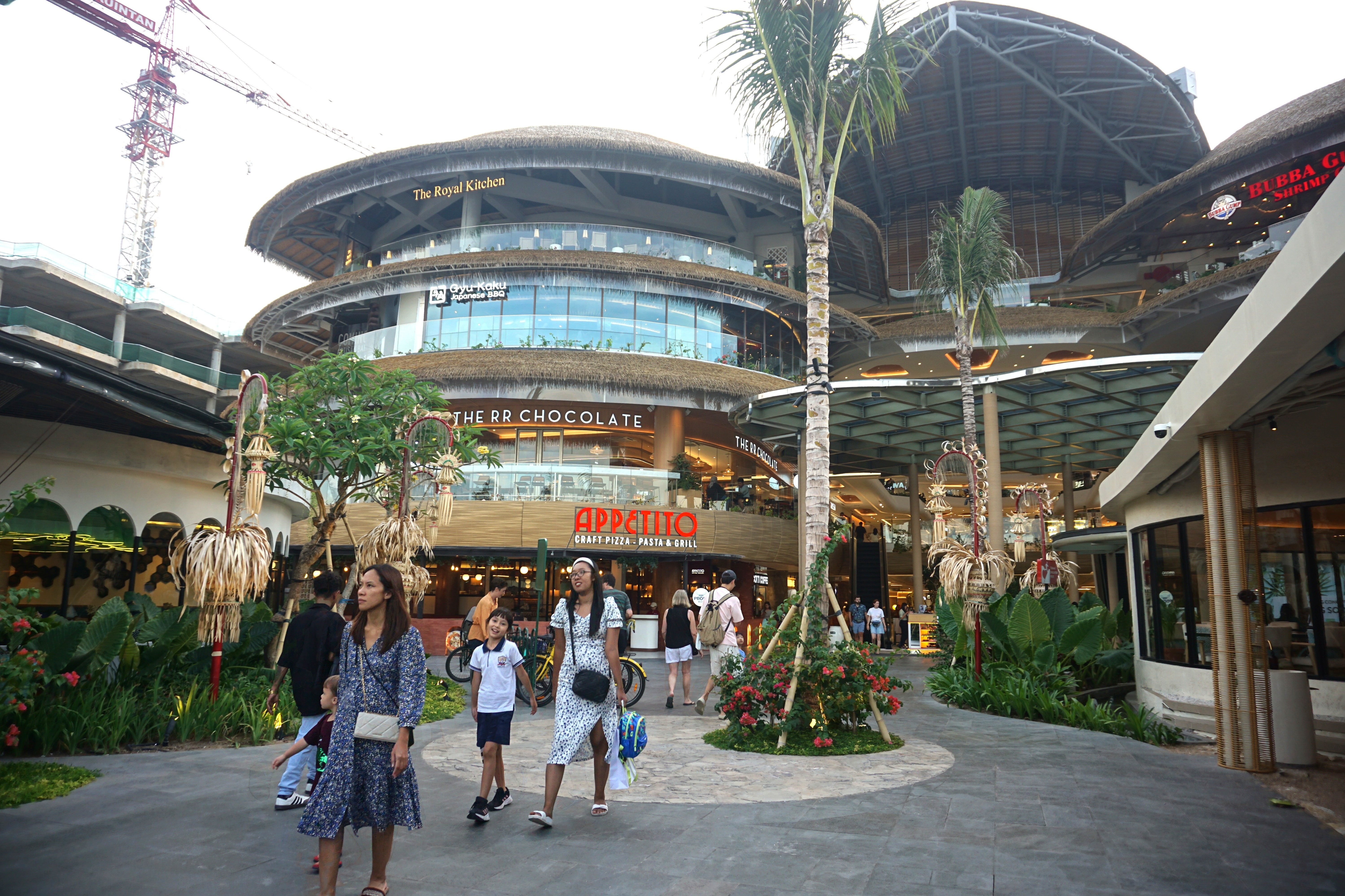 Shutterstock 2600971889 (Bali, Indonesien 20 Dec 2024 Bagsiden Af ​ ​Icon Mall Bali I Sanur Er Fyldt Med Besøgende.)