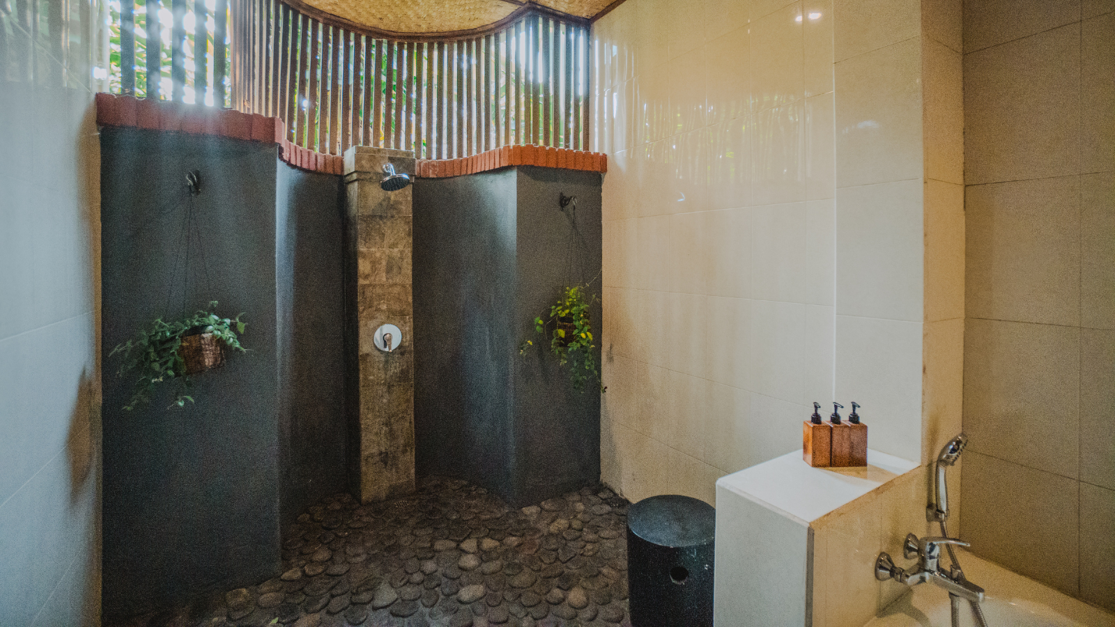 Rama Phala Deluxe Room Shower 2 (1)