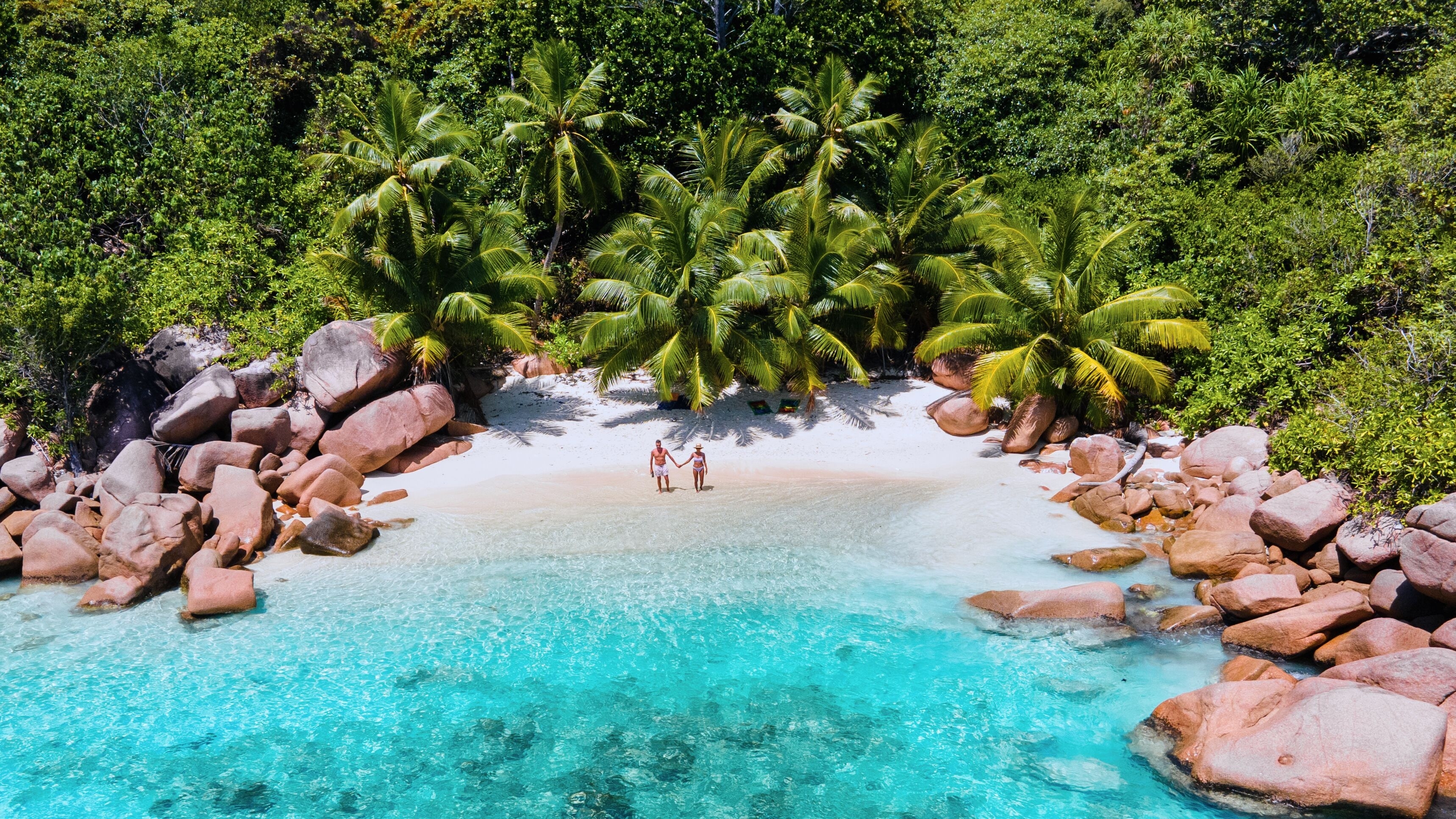 Shutterstock 2617583229 En Fantastisk Udsigt Fra Luften Fanger Et Par, Der Nyder En Ferie På Anse Lazio På Praslin Island