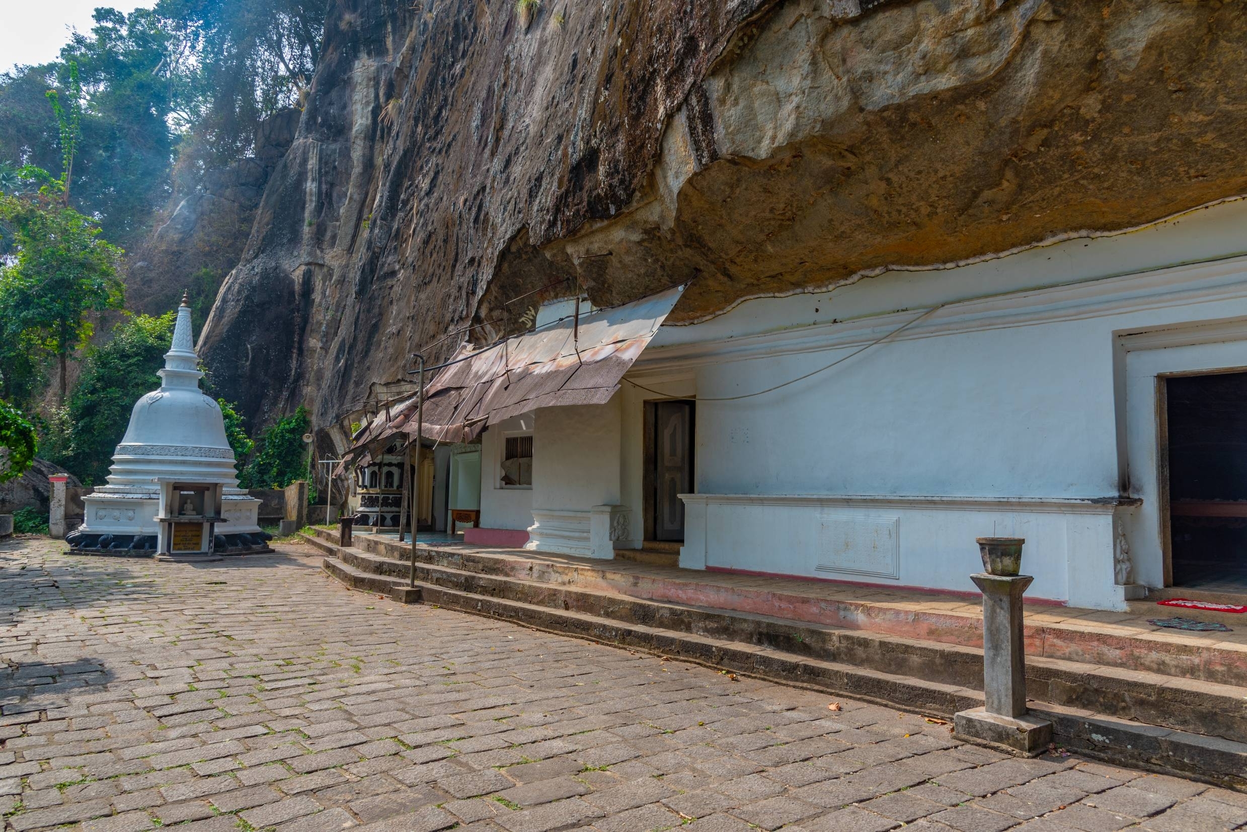 Shutterstock 2364582187 (Mulkirigala Rock Temples At Sri Lanka.)