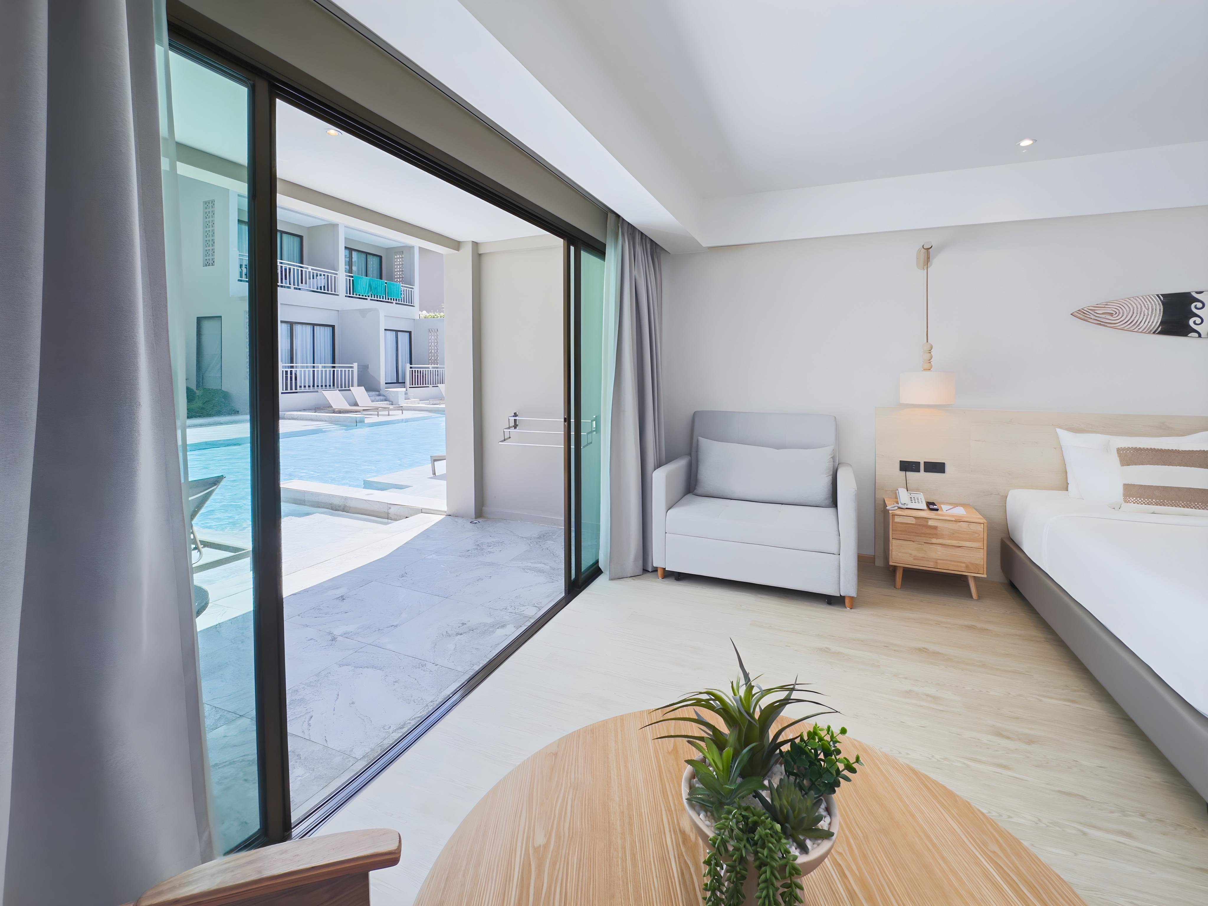 04.Deluxe Pool Access