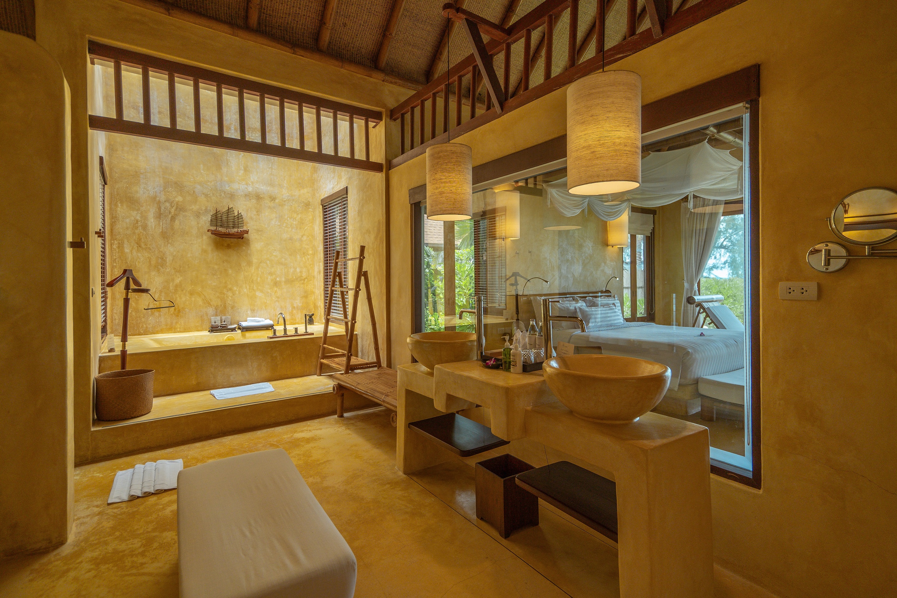 8) Beachfront Suite Pool Villa