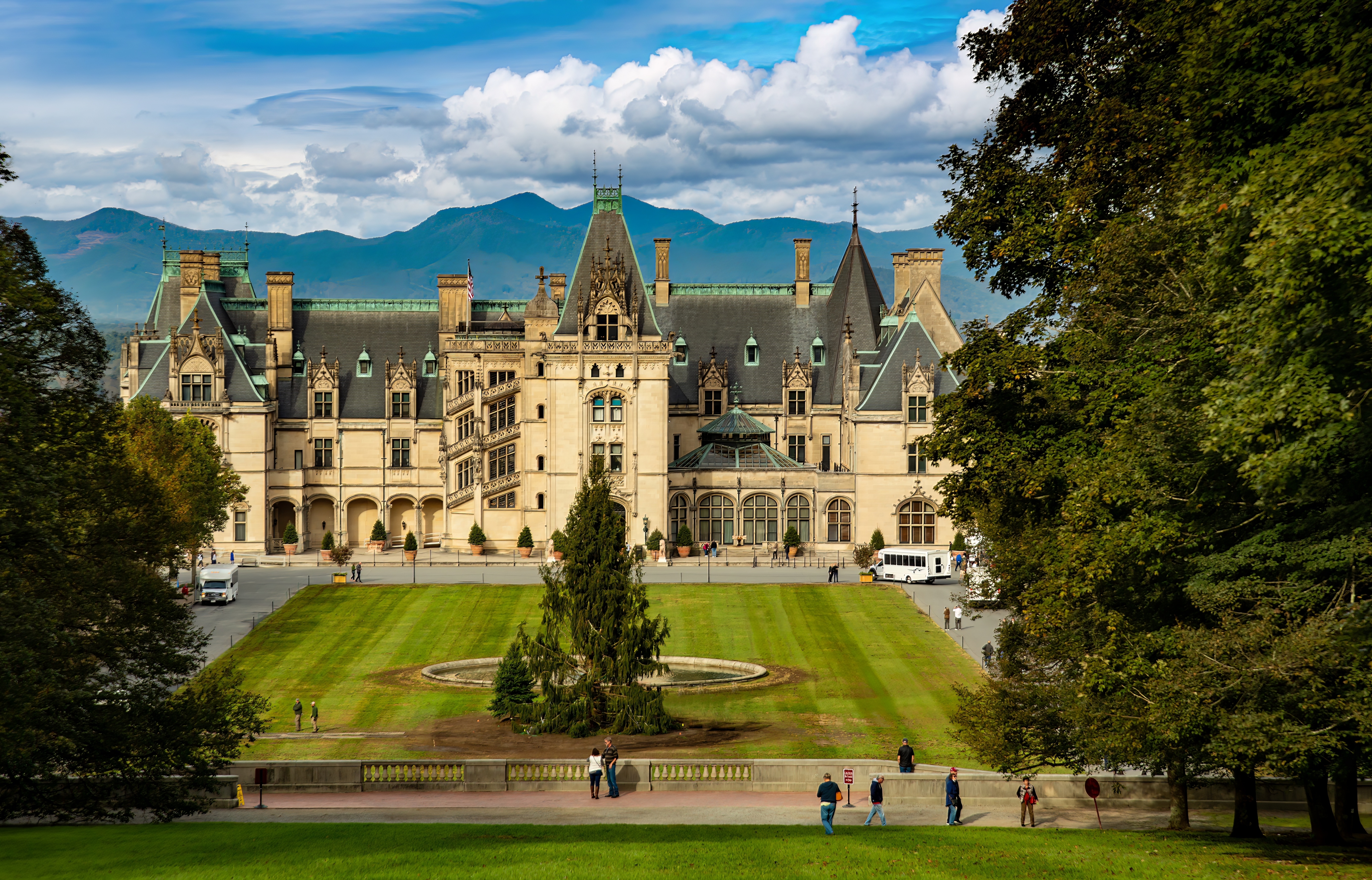 Shutterstock 2273145473 Asheville, North Carolina 10 23 2018 A Large Estate Building And Tourist Attraction In Asheville, North Carolina