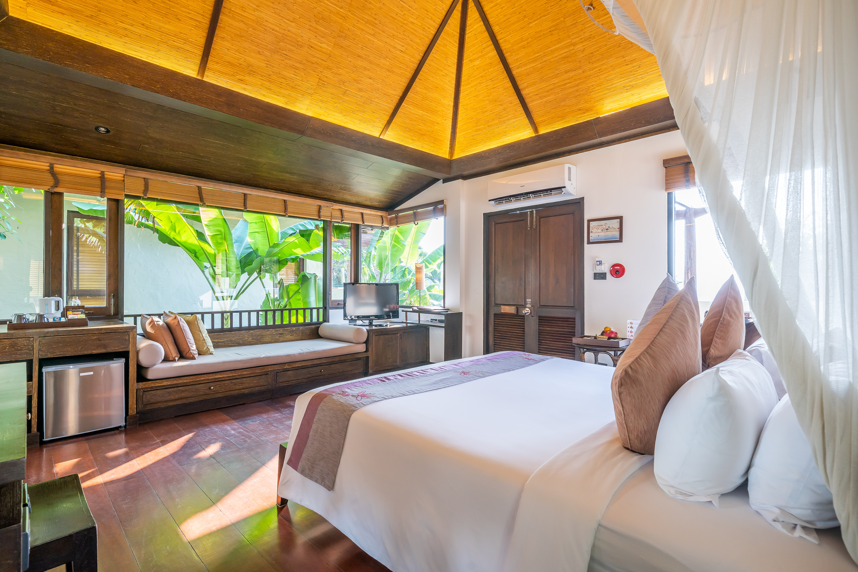 Deluxe Cottage Hillside Bed & Sitting Area With View