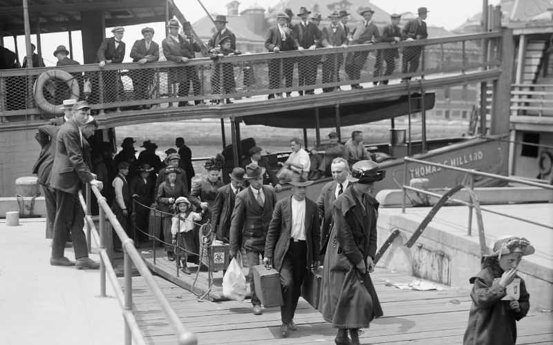 Invandrare anländer med färja till Ellis Island i New York i början av 1900-talet