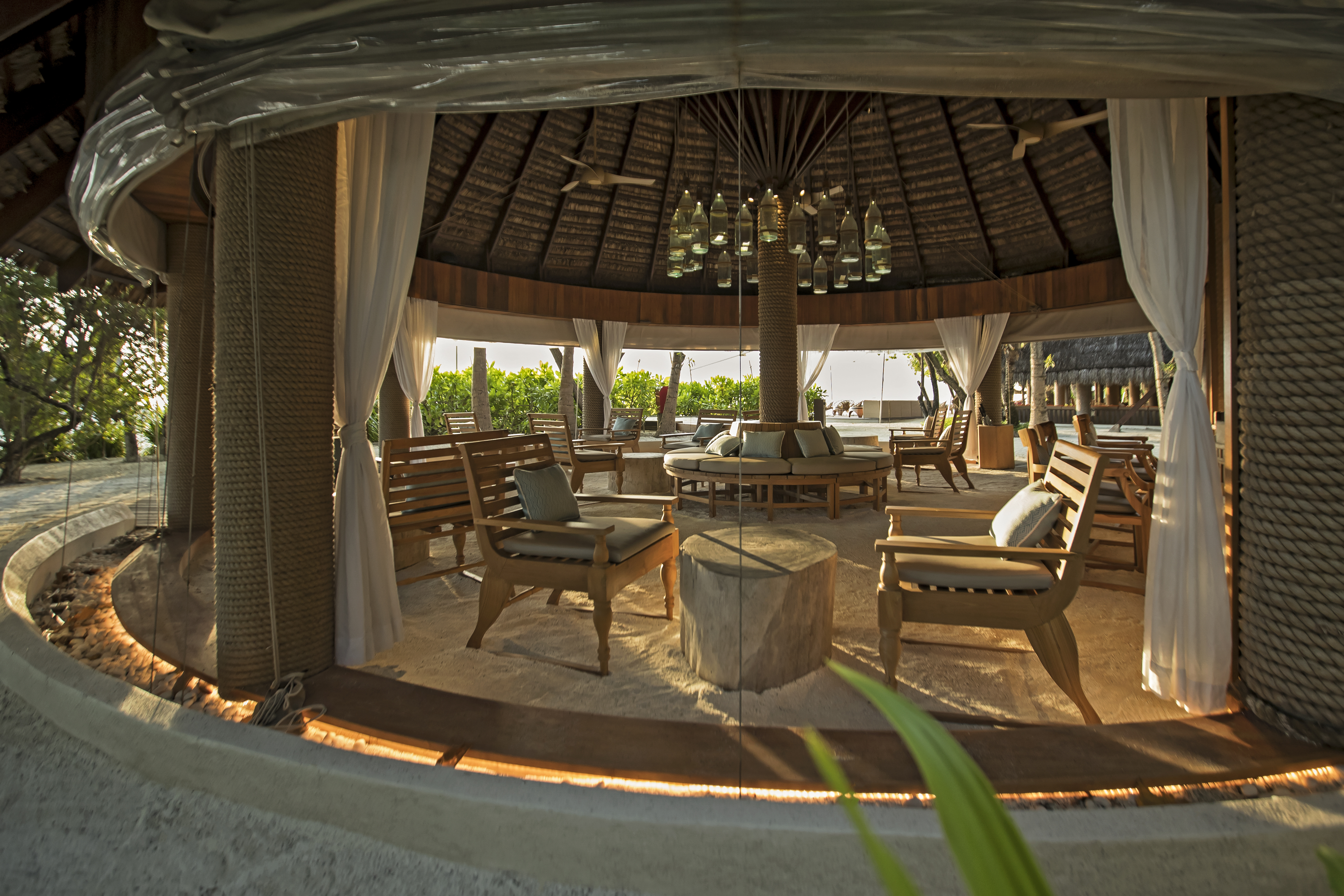 Constance Moofushi Hotel Interior 01