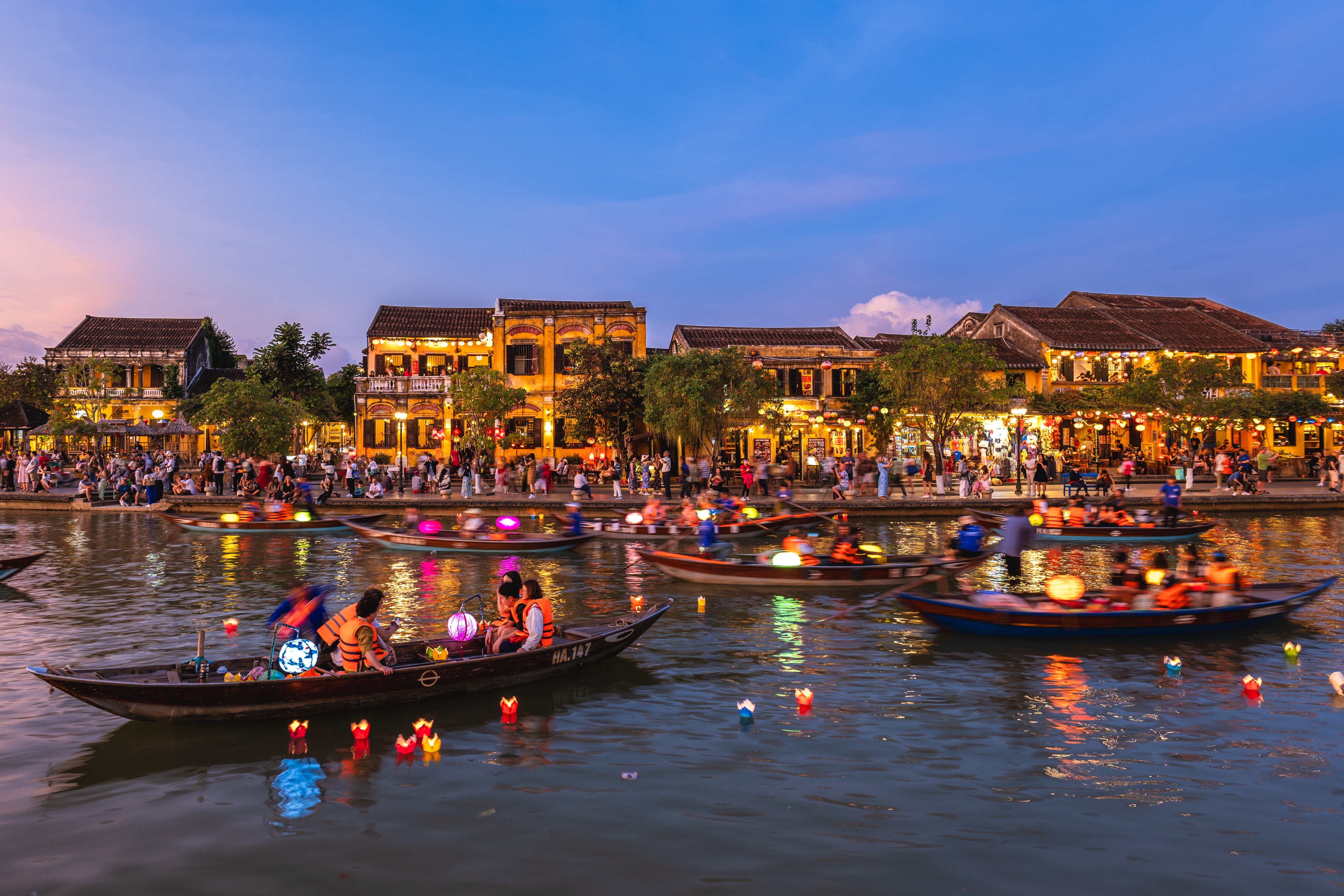 Thu Bon Floden I Hoi An Shutterstock 2414366043