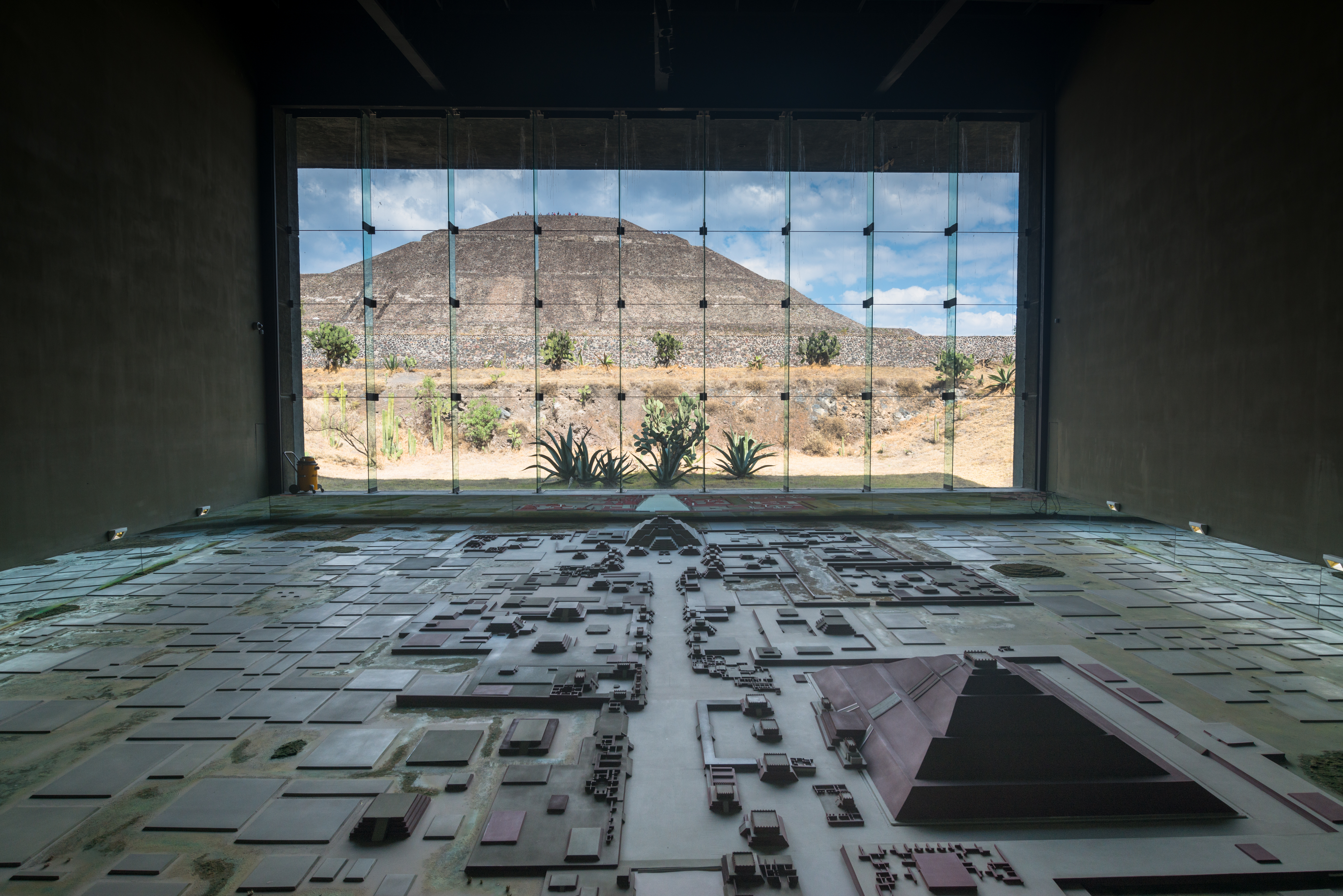 Model af Teotihuacán med Solpyramiden set fra museet ved ruinbyen