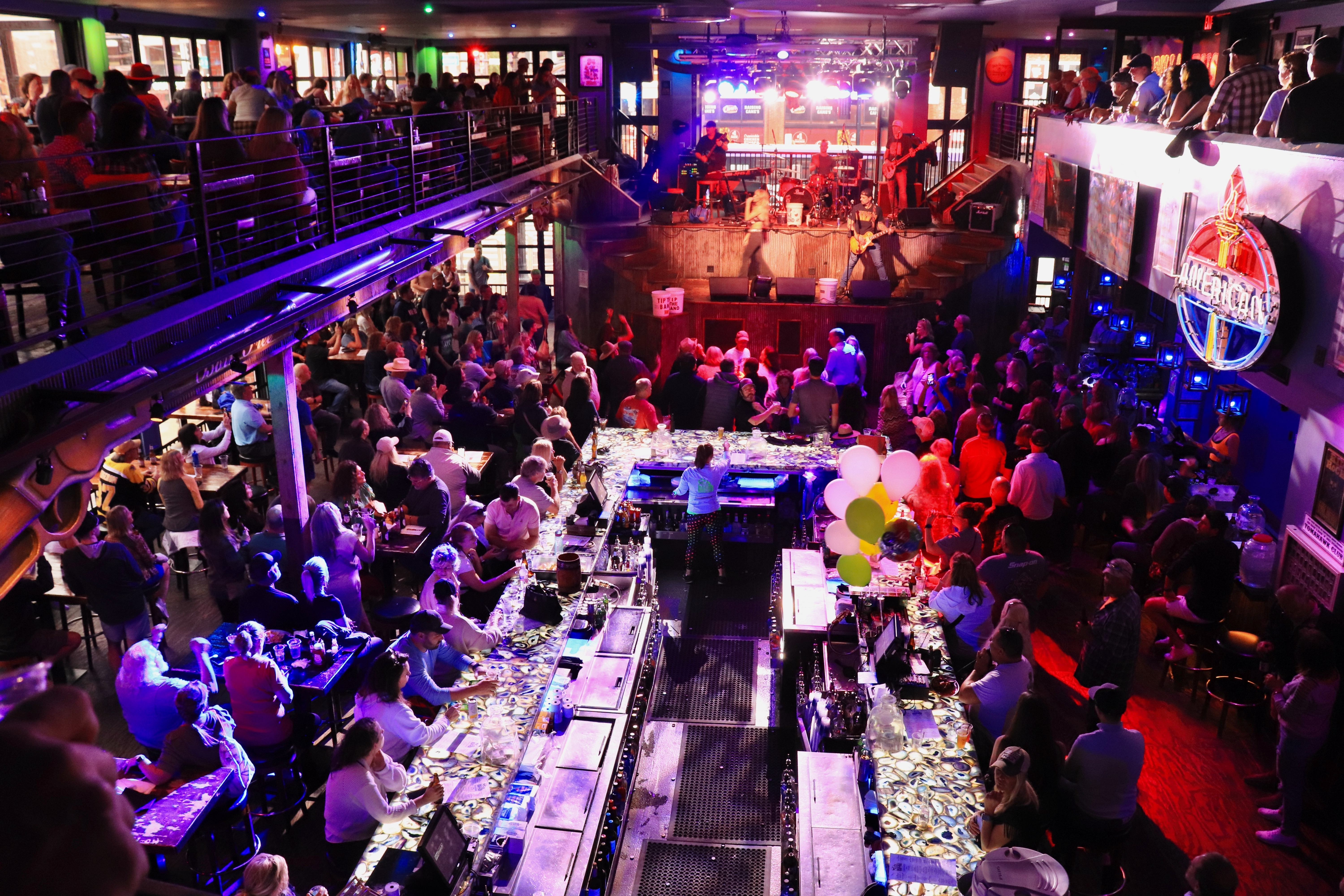 Shutterstock 2516550553 Nashville, TN, USA 2. April 2024 Folk Der Har Det Sjovt På Restauranter Og Barer Med Levende Musik I Broadway Avenue. Berømt Sted For Natteliv.