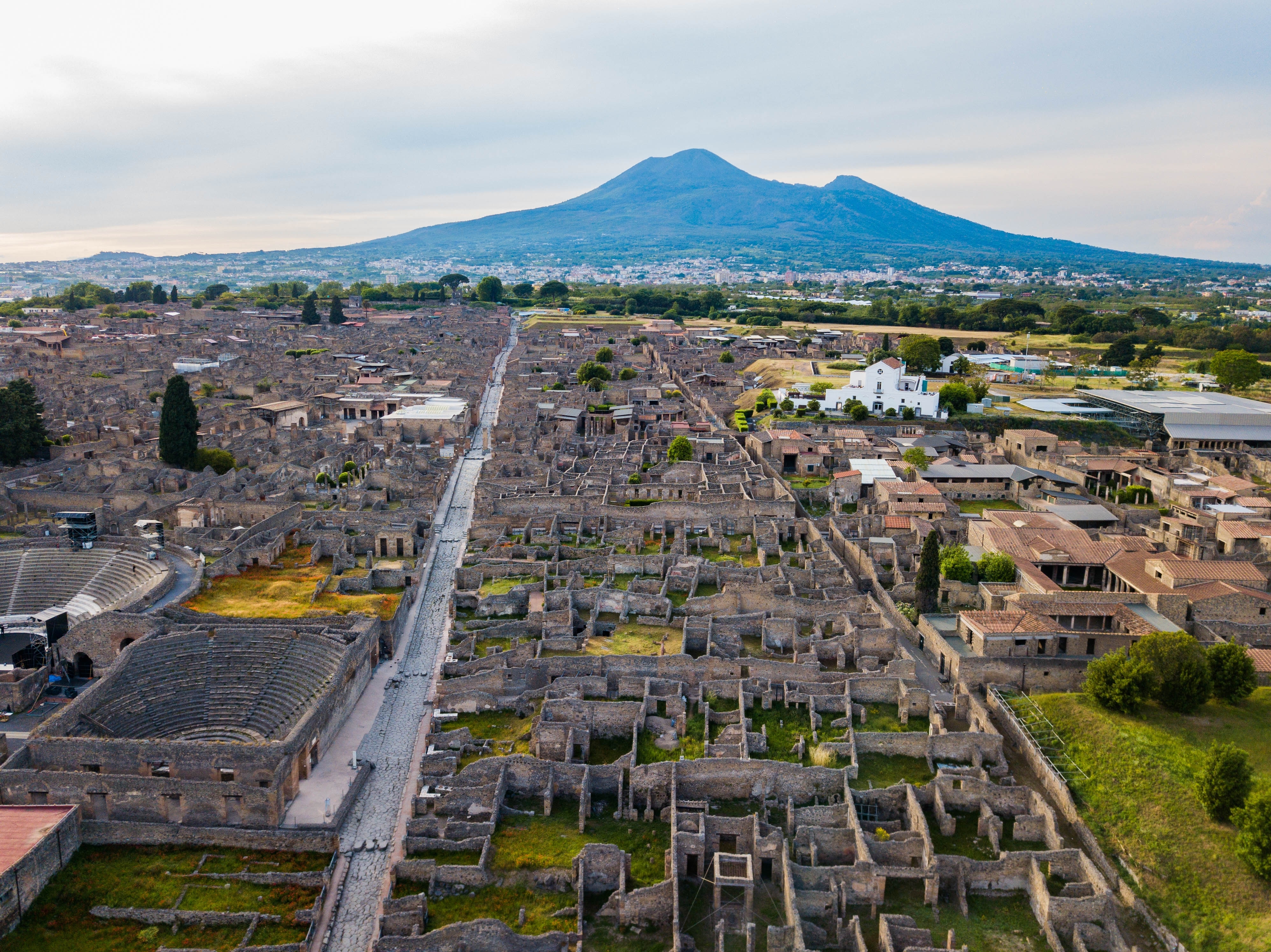 Shutterstock 2690128327 Pompeji, Italien Luftfoto Af Ruinerne Af Pompeji Med Vesuv I Baggrunden
