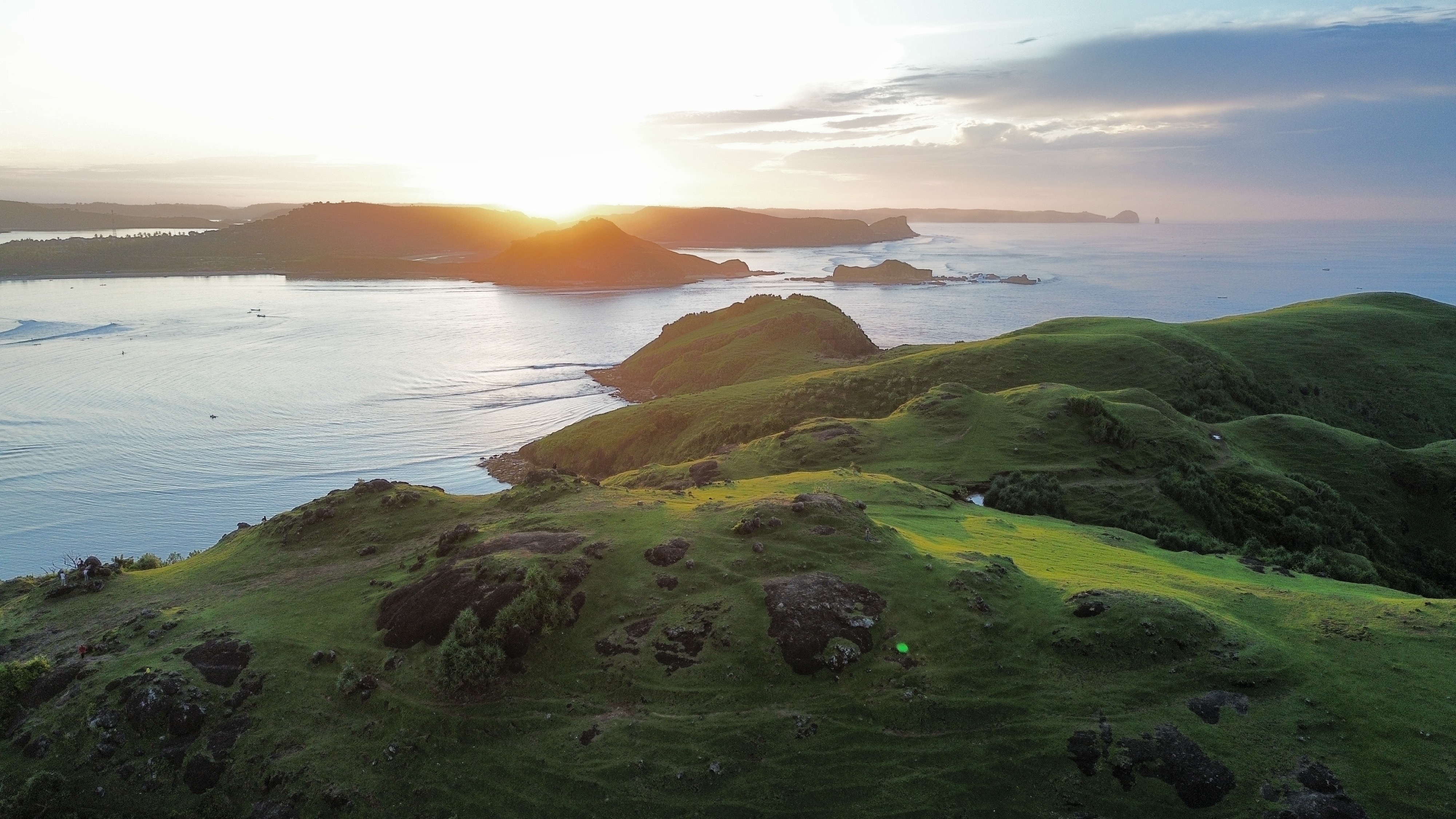 Shutterstock 2597181239 (Sunrise På Toppen Af Merese Hill Lombok Indonesien)